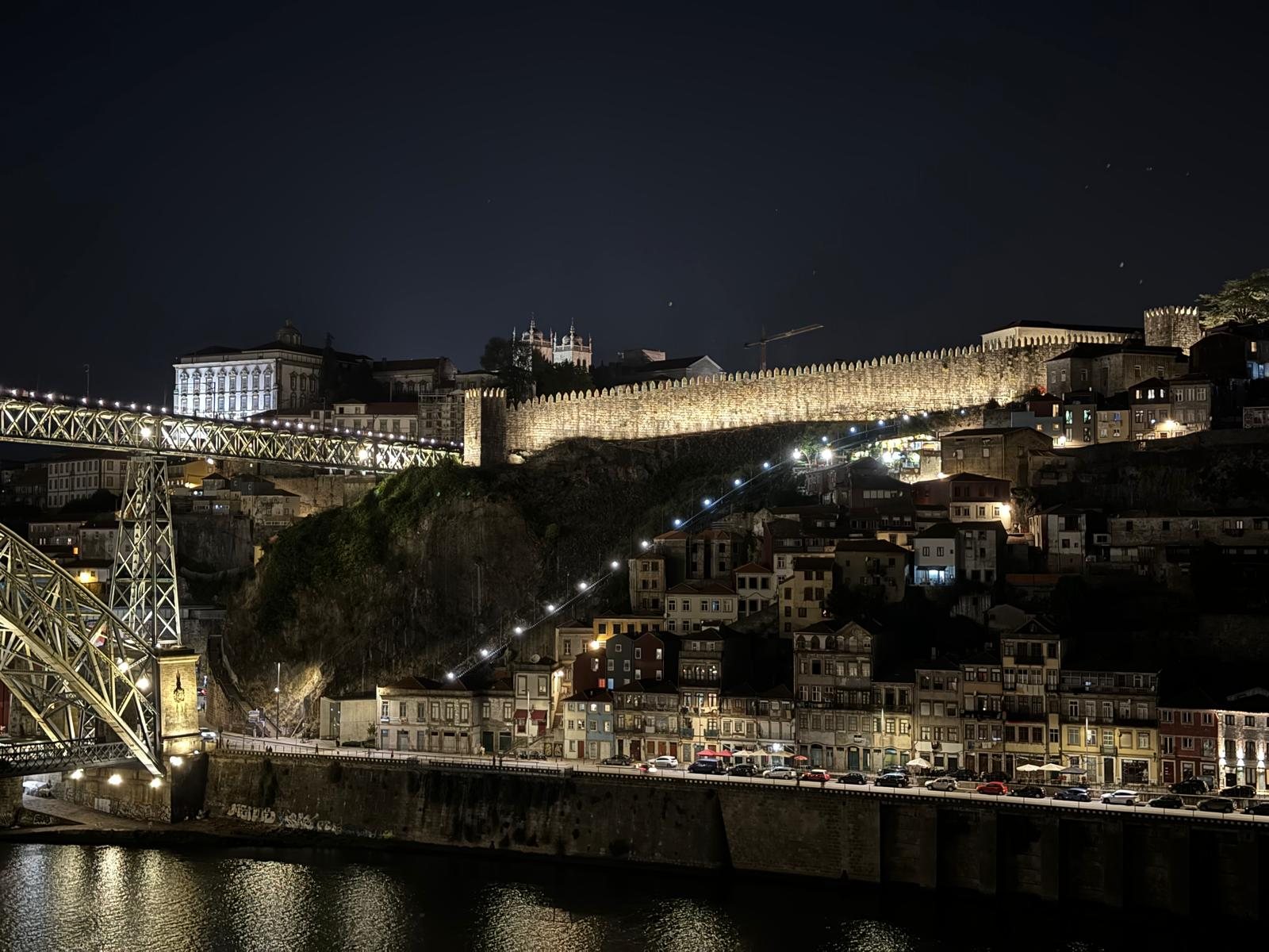 Muralha medieval Fernandina da cidade do Porto iluminada por Diana Del-Negro